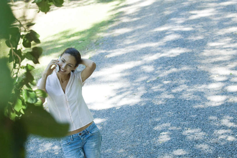 西方人,一个人,站,笑,摸,打电话,微笑,露齿笑,横图,俯视,室外,白天,度假,草地,草坪,植物,道路,路,公路,电话,手机,欧洲,欧洲人,仅一个女性,仅一个人,抚摸,阴影,服装,光线,影子,交通,拿,拿着,注视,休闲装,娱乐,通讯设备,草,树,树木,衣服,绿色,阳光,自然,观察,看,站着,仅一个中年女性,享受,休闲,休闲服,放松,服饰,生长,成长,观看,察看,关注,交流,女人,女性,中年女性,白种人,马路,触摸,沟通,接触,通话,站立,半身,彩图,高角度拍摄