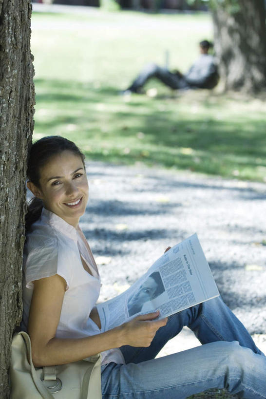 西方人,一个人,坐,笑,微笑,露齿笑,竖图,室外,白天,侧面,度假,草地,草坪,植物,报纸,欧洲,欧洲人,仅一个女性,仅一个人,服装,朦胧,模糊,拿,拿着,注视,休闲装,娱乐,草,树,树木,衣服,绿色,自然,观察,看,仅一个中年女性,享受,休闲,休闲服,放松,服饰,生长,成长,观看,察看,关注,女人,女性,中年女性,白种人,坐着,半身,彩图