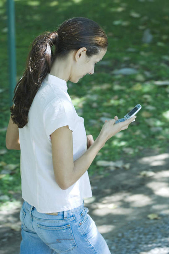 西方人,一个人,站,竖图,室外,白天,侧面,度假,草地,草坪,道路,路,公路,手机,欧洲,欧洲人,仅一个女性,仅一个人,阴影,服装,朦胧,模糊,光线,影子,交通,拿,拿着,休闲装,娱乐,通讯设备,草,衣服,阳光,站着,仅一个中年女性,享受,休闲,休闲服,放松,服饰,操作,按键,女人,女性,中年女性,白种人,马路,站立,半身,彩图