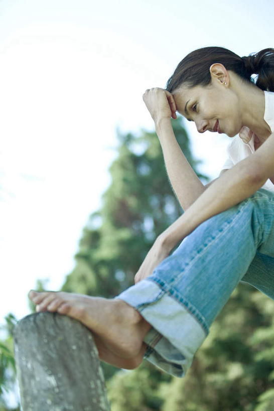 西方人,一个人,坐,竖图,室外,白天,仰视,度假,植物,欧洲,欧洲人,仅一个女性,仅一个人,服装,朦胧,模糊,云,云朵,云彩,休闲装,娱乐,树,树木,衣服,蓝色,绿色,白云,蓝天,天空,自然,天,仅一个中年女性,享受,休闲,休闲服,木桩,放松,服饰,生长,成长,女人,女性,中年女性,白种人,坐着,半身,彩图,低角度拍摄