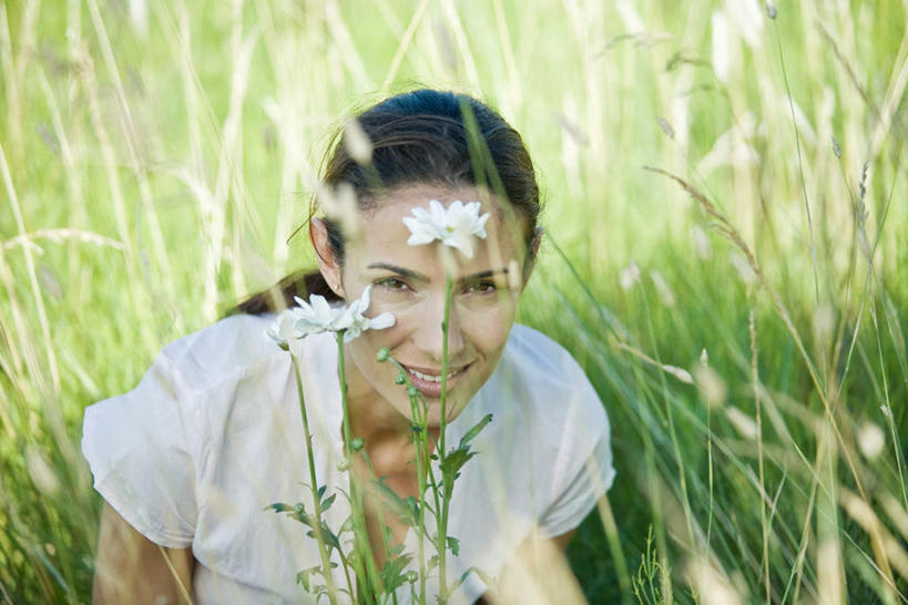 西方人,一个人,坐,笑,微笑,露齿笑,横图,俯视,室外,白天,度假,草地,草坪,植物,欧洲,欧洲人,仅一个女性,仅一个人,阴影,服装,朦胧,模糊,盛开,光线,影子,花蕾,注视,休闲装,娱乐,草,花,花瓣,花朵,鲜花,一朵,衣服,绿色,白色,阳光,花苞,花蕊,观察,看,仅一个中年女性,享受,休闲,休闲服,放松,服饰,观看,察看,关注,女人,女性,中年女性,白种人,坐着,半身,彩图,高角度拍摄