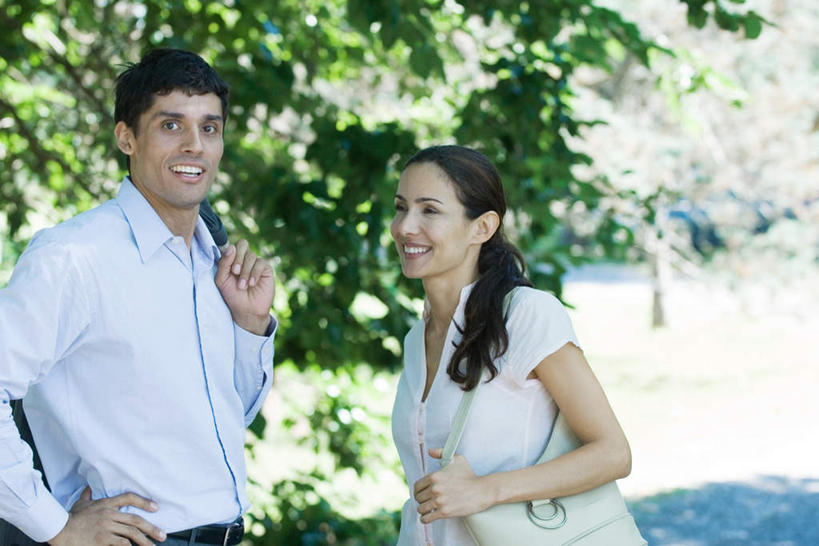 西方人,两个人,站,笑,微笑,露齿笑,横图,室外,白天,正面,爱情,草地,草坪,植物,欧洲,欧洲人,阴影,服装,朦胧,模糊,光线,影子,浪漫,拿,拿着,注视,休闲装,草,树,树木,衣服,绿色,阳光,自然,观察,看,站着,休闲,温暖,温馨,休闲服,恩爱,恋人,服饰,生长,成长,观看,和睦,察看,关注,男人,男性,年轻男性,年轻女性,女人,女性,白种人,情侣,站立,半身,彩图,伴侣,融洽