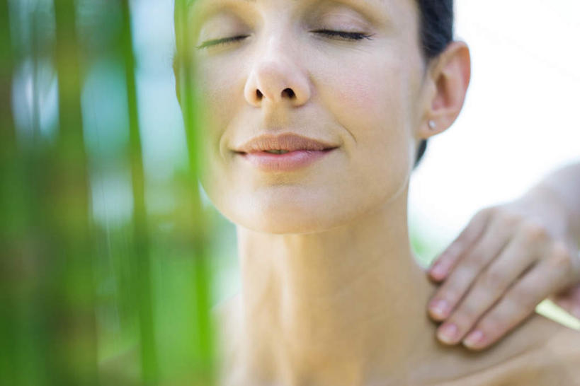 西方人,两个人,按摩师,站,闭眼,摸,横图,室外,特写,白天,正面,按摩,植物,欧洲,欧洲人,抚摸,朦胧,模糊,云,云朵,云彩,树,树木,蓝色,绿色,白云,蓝天,天空,自然,天,站着,生长,成长,指压,年轻女性,女人,女性,白种人,技师,闭眼睛,闭着眼,闭着眼睛,触摸,接触,站立,半身,彩图,推拿