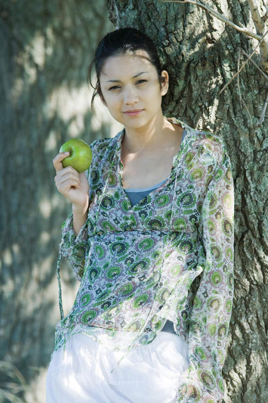 东方人,一个人,站,竖图,室外,白天,正面,度假,植物,苹果,亚洲,仅一个年轻女性,仅一个女性,仅一个人,阴影,服装,朦胧,模糊,光线,影子,拿,拿着,注视,休闲装,黄种人,娱乐,树,树木,一个,衣服,绿色,阳光,自然,青苹果,看,站着,享受,休闲,休闲服,放松,服饰,生长,单个,成长,关注,年轻女性,女人,女性,亚洲人,站立,半身,彩图