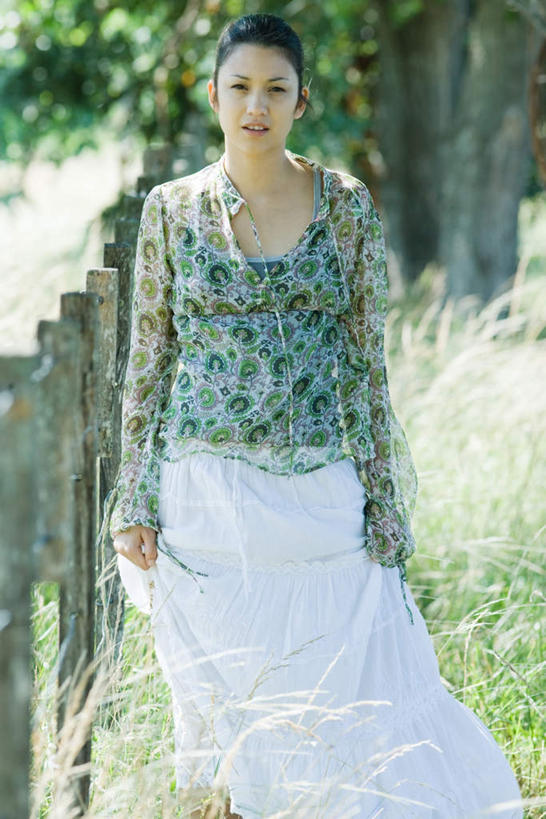 东方人,一个人,栏杆,站,走,竖图,室外,白天,正面,度假,草地,草坪,植物,亚洲,仅一个年轻女性,仅一个女性,仅一个人,服装,朦胧,模糊,栅栏,篱笆,围栏,休闲装,黄种人,娱乐,护栏,草,树,树木,衣服,绿色,自然,站着,享受,休闲,休闲服,放松,服饰,生长,成长,年轻女性,女人,女性,亚洲人,步行,散步,站立,走路,半身,彩图