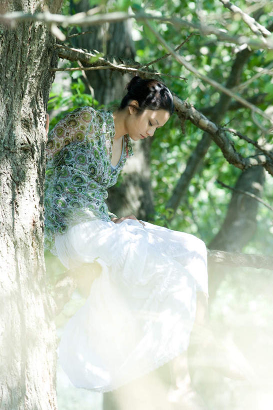 东方人,一个人,坐,竖图,室外,白天,侧面,度假,森林,树林,植物,亚洲,仅一个年轻女性,仅一个女性,仅一个人,服装,朦胧,模糊,注视,休闲装,黄种人,娱乐,树,树木,衣服,绿色,自然,低头,看,享受,休闲,休闲服,放松,服饰,生长,成长,关注,年轻女性,女人,女性,亚洲人,坐着,半身,彩图