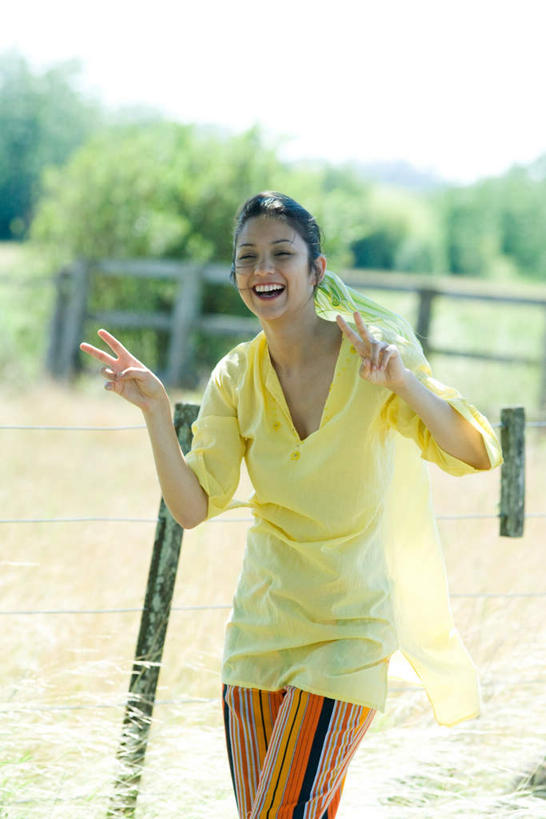 东方人,一个人,站,笑,微笑,露齿笑,竖图,室外,白天,正面,度假,兴奋,草地,草坪,植物,亚洲,仅一个年轻女性,仅一个女性,仅一个人,服装,朦胧,模糊,云,云朵,云彩,休闲装,黄种人,娱乐,草,树,树木,衣服,蓝色,绿色,白云,蓝天,天空,自然,天,手势,站着,享受,休闲,休闲服,放松,服饰,生长,成长,年轻女性,女人,女性,亚洲人,站立,半身,彩图,高兴