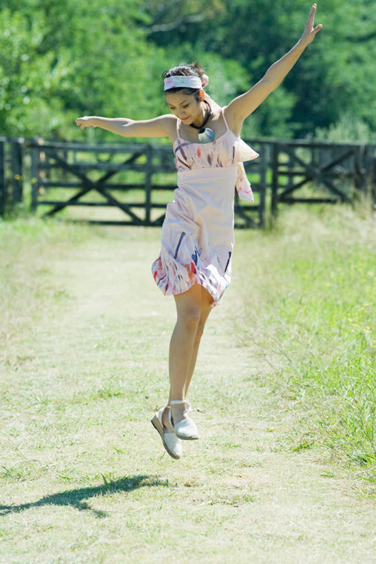 东方人,一个人,跳,伸展双臂,竖图,室外,白天,正面,度假,跳舞,草地,草坪,森林,树林,植物,道路,路,亚洲,仅一个年轻女性,仅一个女性,仅一个人,阴影,服装,朦胧,模糊,光线,影子,小路,交通,半空,注视,休闲装,黄种人,娱乐,草,树,树木,衣服,绿色,阳光,自然,低头,观察,看,享受,休闲,休闲服,放松,服饰,生长,成长,观看,察看,关注,舞姿,年轻女性,女人,女性,亚洲人,敞开双臂,伸开双臂,跳跃,展开双肩,张开手臂,张开双臂,彩图,全身,舞蹈