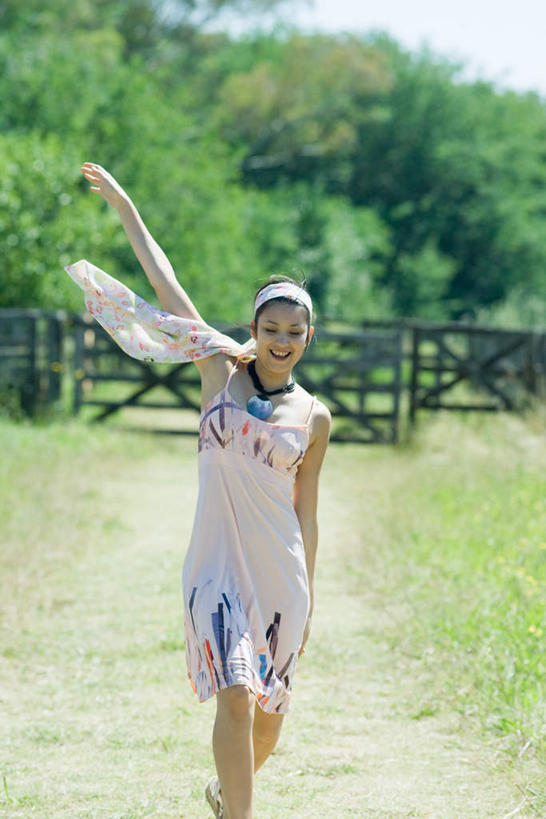 东方人,一个人,站,竖图,室外,白天,正面,度假,草地,草坪,森林,树林,植物,道路,路,亚洲,仅一个年轻女性,仅一个女性,仅一个人,服装,朦胧,模糊,云,云朵,小路,交通,云彩,休闲装,黄种人,娱乐,草,树,树木,衣服,蓝色,绿色,白云,蓝天,天空,自然,围巾,天,站着,享受,休闲,休闲服,放松,服饰,生长,成长,年轻女性,女人,女性,亚洲人,站立,半身,彩图