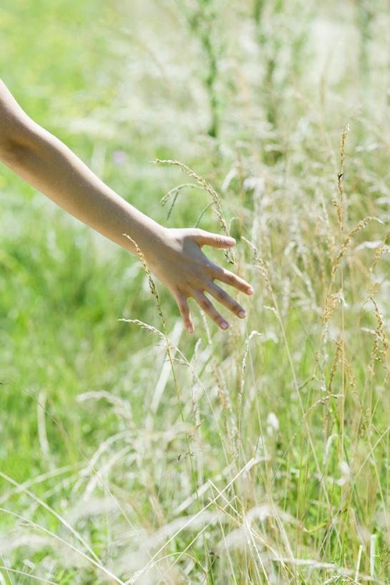 东方人,手,一个人,竖图,俯视,室外,特写,白天,度假,草地,草坪,植物,亚洲,仅一个年轻女性,仅一个女性,仅一个人,阴影,朦胧,模糊,光线,影子,黄种人,娱乐,草,绿色,阳光,享受,休闲,手部,放松,年轻女性,女人,女性,亚洲人,半身,彩图,高角度拍摄