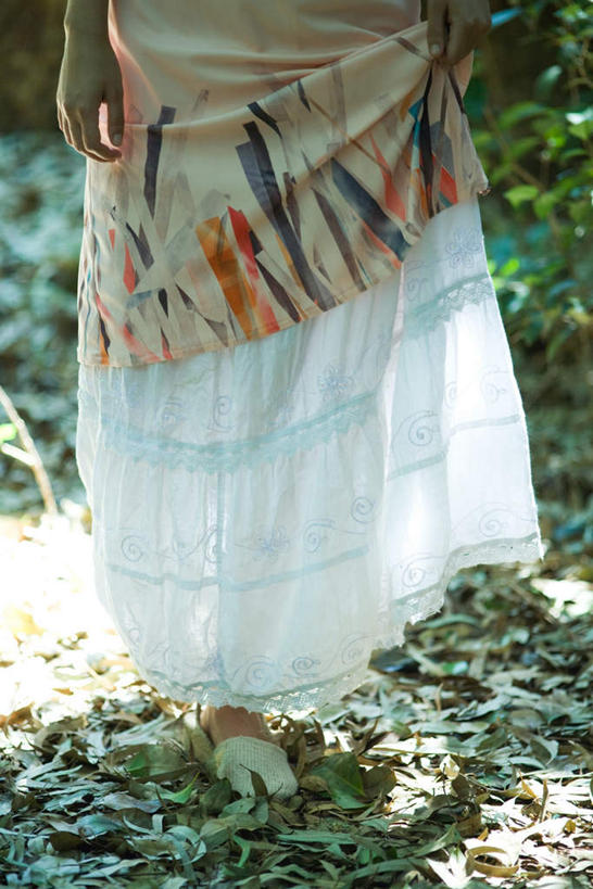 东方人,一个人,站,竖图,室外,特写,白天,正面,裙子,度假,道路,路,叶子,亚洲,仅一个年轻女性,仅一个女性,仅一个人,阴影,朦胧,模糊,光线,影子,小路,落叶,交通,黄种人,娱乐,阳光,站着,享受,休闲,放松,短裙,年轻女性,女人,女性,亚洲人,叶,叶片,站立,半身,彩图