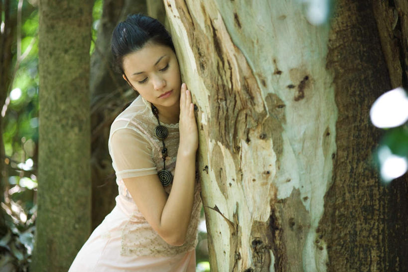 东方人,一个人,站,闭眼,摸,横图,室外,白天,正面,度假,植物,亚洲,仅一个年轻女性,仅一个女性,仅一个人,抚摸,服装,朦胧,模糊,休闲装,黄种人,娱乐,树,树干,树木,衣服,绿色,自然,站着,享受,休闲,休闲服,放松,服饰,生长,成长,年轻女性,女人,女性,亚洲人,闭眼睛,闭着眼,闭着眼睛,触摸,接触,站立,半身,彩图