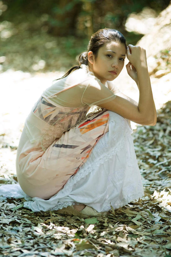 东方人,一个人,蹲,笑,微笑,露齿笑,竖图,室外,白天,侧面,度假,道路,路,叶子,亚洲,仅一个年轻女性,仅一个女性,仅一个人,阴影,服装,朦胧,模糊,光线,影子,小路,落叶,交通,注视,休闲装,黄种人,娱乐,衣服,阳光,观察,看,享受,休闲,休闲服,放松,服饰,观看,察看,关注,年轻女性,女人,女性,亚洲人,叶,叶片,蹲着,彩图,全身