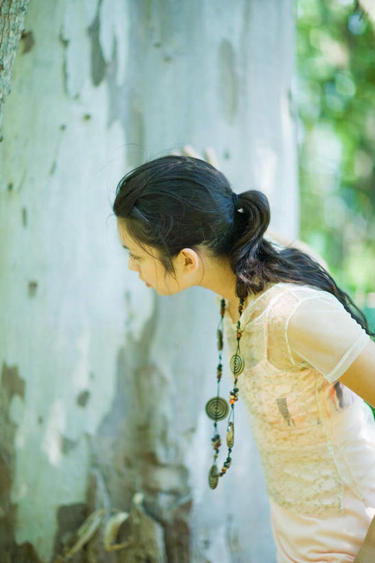 东方人,一个人,站,竖图,室外,白天,侧面,度假,植物,项链,亚洲,仅一个年轻女性,仅一个女性,仅一个人,服装,朦胧,模糊,注视,休闲装,黄种人,娱乐,挂件,树,树木,衣服,绿色,自然,观察,看,站着,享受,休闲,休闲服,放松,服饰,生长,成长,观看,察看,关注,年轻女性,女人,女性,亚洲人,站立,半身,彩图