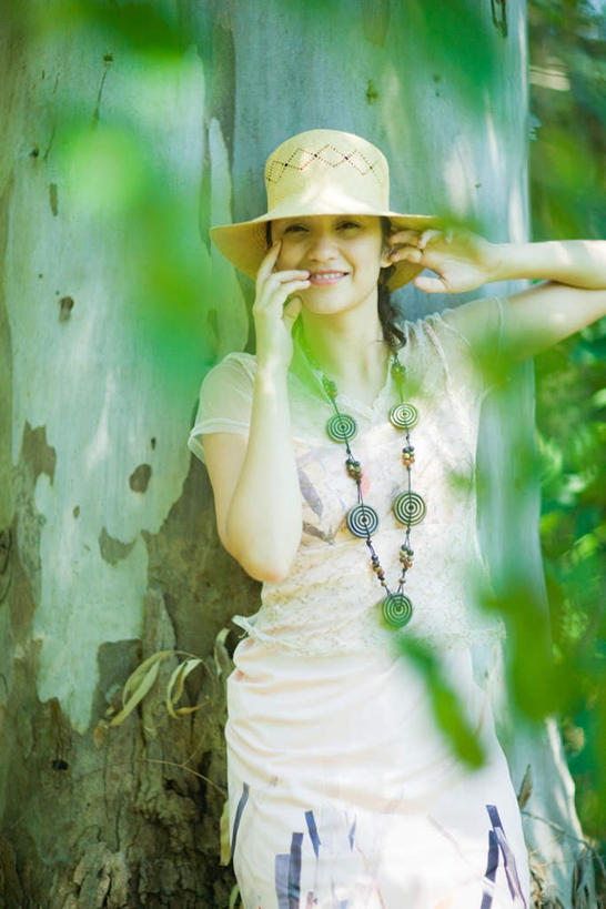 东方人,一个人,站,竖图,室外,白天,正面,度假,植物,帽子,项链,亚洲,仅一个年轻女性,仅一个女性,仅一个人,服装,朦胧,模糊,注视,休闲装,黄种人,娱乐,挂件,树,树木,衣服,绿色,自然,遮阳帽,观察,看,站着,享受,休闲,休闲服,放松,服饰,生长,成长,观看,察看,关注,年轻女性,女人,女性,亚洲人,站立,半身,彩图