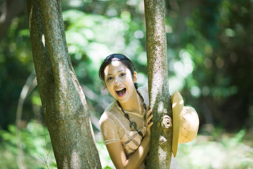 东方人,一个人,站,笑,微笑,露齿笑,横图,室外,白天,正面,度假,植物,帽子,亚洲,仅一个年轻女性,仅一个女性,仅一个人,阴影,服装,朦胧,模糊,光线,影子,拿,拿着,注视,休闲装,黄种人,娱乐,树,树木,衣服,绿色,阳光,自然,遮阳帽,观察,看,站着,享受,休闲,休闲服,放松,服饰,生长,成长,观看,察看,关注,年轻女性,女人,女性,亚洲人,站立,半身,彩图