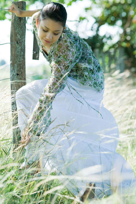 东方人,一个人,站,竖图,室外,白天,正面,度假,草地,草坪,植物,亚洲,仅一个年轻女性,仅一个女性,仅一个人,服装,朦胧,模糊,注视,休闲装,黄种人,娱乐,草,树,树木,衣服,绿色,自然,低头,观察,看,站着,享受,休闲,休闲服,放松,服饰,生长,成长,观看,察看,关注,年轻女性,女人,女性,亚洲人,站立,彩图,全身