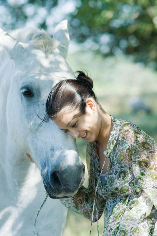 东方人,一个人,站,竖图,室外,白天,正面,度假,植物,马,野生动物,亚洲,仅一个年轻女性,仅一个女性,仅一个人,阴影,服装,朦胧,模糊,光线,影子,依靠,注视,休闲装,黄种人,娱乐,一匹,树,树木,衣服,绿色,阳光,自然,动物,观察,看,靠,站着,享受,休闲,休闲服,放松,服饰,生长,成长,观看,察看,关注,年轻女性,女人,女性,亚洲人,站立,半身,彩图