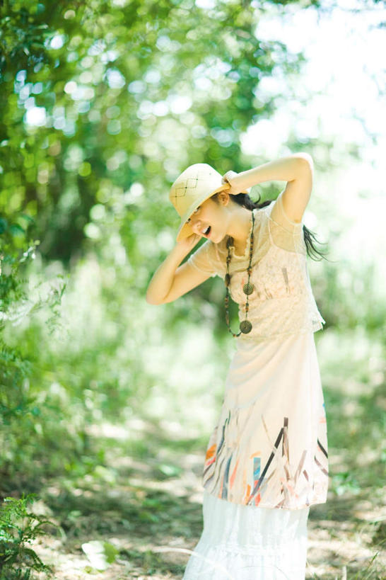 东方人,一个人,站,举,抱,竖图,室外,白天,正面,度假,帽子,亚洲,仅一个年轻女性,仅一个女性,仅一个人,阴影,服装,朦胧,模糊,光线,影子,注视,休闲装,黄种人,娱乐,衣服,阳光,遮阳帽,观察,看,托,站着,享受,休闲,休闲服,放松,服饰,抱着,观看,察看,双手抱头,关注,年轻女性,女人,女性,亚洲人,举起,举手,举着,向上举,向上伸,向上托,站立,半身,彩图