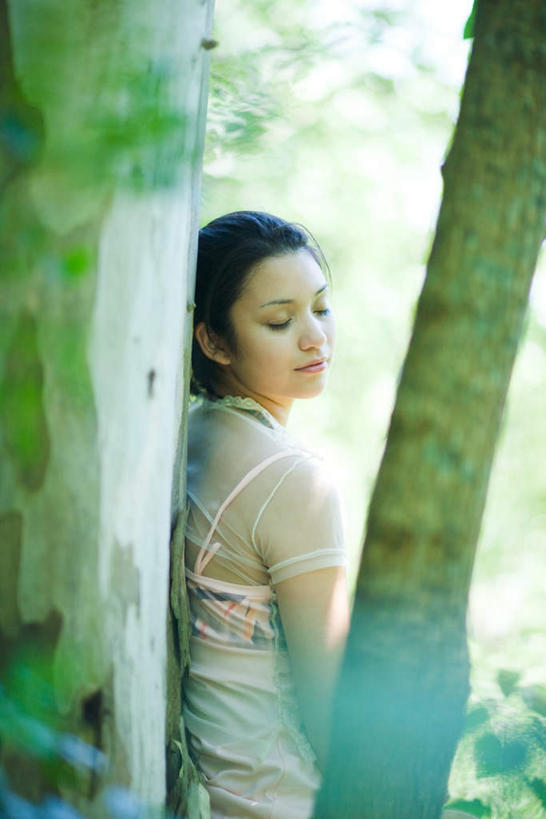 东方人,一个人,站,闭眼,竖图,室外,白天,度假,森林,树林,植物,亚洲,仅一个年轻女性,仅一个女性,仅一个人,服装,朦胧,模糊,注视,休闲装,黄种人,娱乐,树,树木,背面,衣服,绿色,自然,观察,看,站着,享受,休闲,休闲服,放松,服饰,生长,成长,观看,察看,关注,年轻女性,女人,女性,亚洲人,闭眼睛,闭着眼,闭着眼睛,站立,半身,彩图