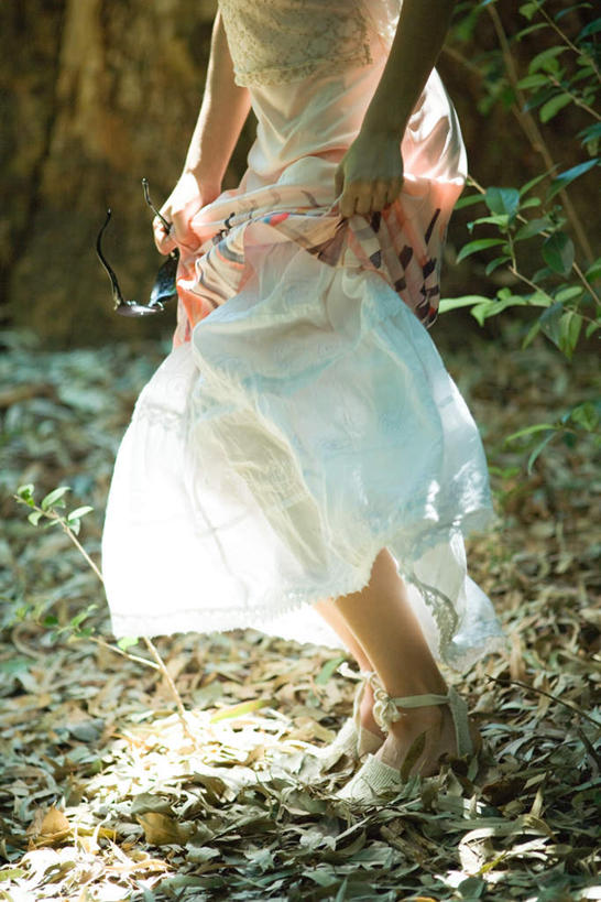 东方人,一个人,站,竖图,室外,白天,正面,度假,植物,道路,路,叶子,亚洲,仅一个年轻女性,仅一个女性,仅一个人,服装,朦胧,模糊,小路,落叶,交通,休闲装,黄种人,娱乐,树,树木,衣服,绿色,自然,站着,享受,休闲,休闲服,放松,服饰,生长,成长,年轻女性,女人,女性,亚洲人,叶,叶片,站立,半身,彩图