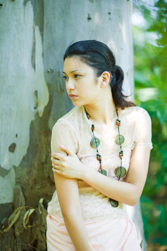 东方人,一个人,站,笑,微笑,竖图,室外,白天,正面,度假,植物,亚洲,仅一个年轻女性,仅一个女性,仅一个人,服装,朦胧,模糊,注视,休闲装,黄种人,娱乐,树,树木,衣服,绿色,自然,观察,看,站着,享受,休闲,休闲服,放松,服饰,生长,成长,观看,察看,关注,年轻女性,女人,女性,亚洲人,站立,半身,彩图