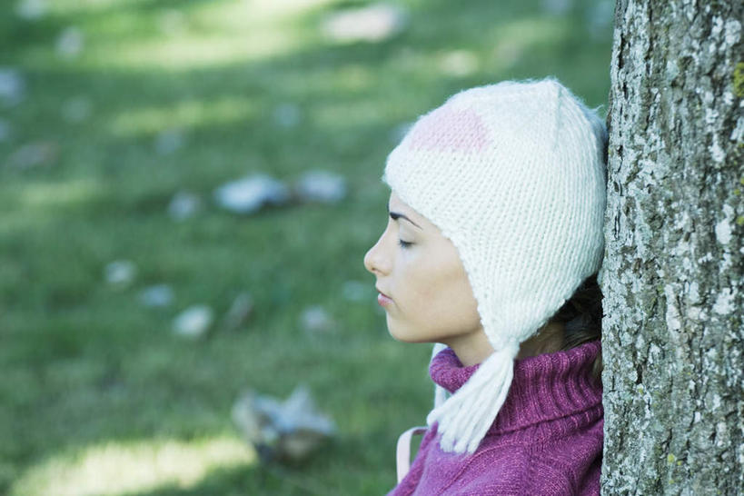 西方人,脸,头,脸颊,一个人,坐,闭眼,横图,室外,特写,白天,侧面,毛衣,度假,植物,帽子,欧洲,欧洲人,仅一个年轻女性,仅一个女性,仅一个人,阴影,朦胧,模糊,光线,影子,娱乐,肩膀,树,树木,绿色,紫色,白色,阳光,自然,靠,靠着,倚靠,享受,休闲,放松,生长,成长,绒线帽,年轻女性,女人,女性,白种人,头部,脸部,脸蛋,面部,闭眼睛,闭着眼,闭着眼睛,坐着,半身,彩图,绒衣,套衫,套头毛衣,线衣