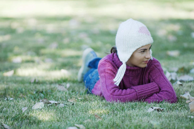 西方人,一个人,横图,室外,白天,正面,毛衣,度假,草地,草坪,植物,帽子,欧洲,欧洲人,仅一个年轻女性,仅一个女性,仅一个人,阴影,朦胧,模糊,光线,影子,娱乐,草,绿色,紫色,白色,阳光,趴着,享受,休闲,放松,绒线帽,年轻女性,女人,女性,白种人,趴,彩图,全身,绒衣,套衫,套头毛衣,线衣