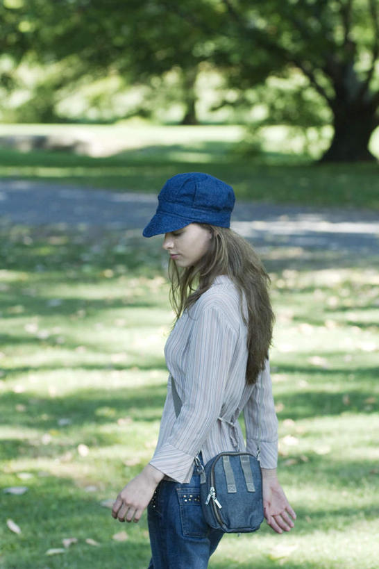 西方人,一个人,站,竖图,室外,白天,侧面,度假,草地,草坪,植物,帽子,欧洲,欧洲人,仅一个年轻女性,仅一个女性,仅一个人,阴影,服装,朦胧,模糊,光线,影子,注视,休闲装,娱乐,运动帽,草,树,树木,衣服,绿色,阳光,自然,低头,看,站着,享受,休闲,休闲服,鸭舌帽,放松,服饰,生长,成长,关注,年轻女性,女人,女性,白种人,站立,半身,彩图