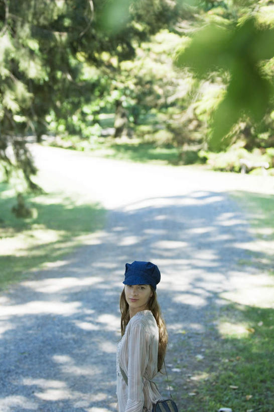 西方人,一个人,站,竖图,俯视,室外,白天,度假,草地,草坪,植物,道路,路,帽子,欧洲,欧洲人,仅一个年轻女性,仅一个女性,仅一个人,阴影,服装,朦胧,模糊,光线,影子,小路,交通,休闲装,娱乐,运动帽,草,树,树木,衣服,绿色,阳光,自然,站着,享受,休闲,休闲服,鸭舌帽,放松,服饰,生长,成长,年轻女性,女人,女性,白种人,站立,半身,彩图,高角度拍摄