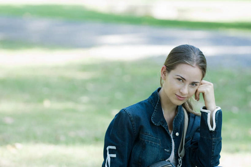 西方人,一个人,坐,横图,室外,白天,正面,度假,草地,草坪,植物,欧洲,欧洲人,仅一个年轻女性,仅一个女性,仅一个人,阴影,服装,朦胧,模糊,光线,影子,注视,休闲装,娱乐,草,衣服,绿色,阳光,看,享受,休闲,休闲服,放松,服饰,关注,年轻女性,女人,女性,白种人,坐着,半身,彩图