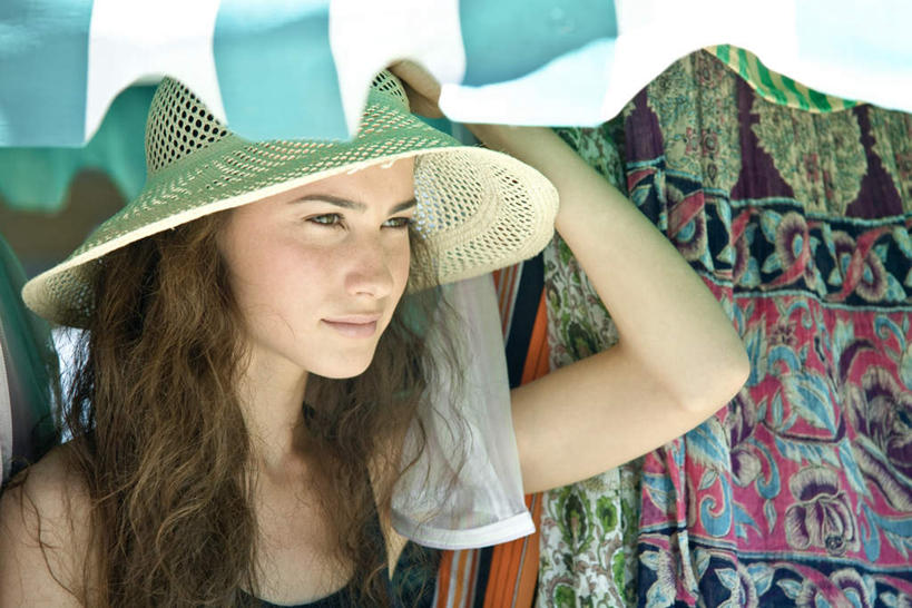 西方人,脸,头,脸颊,一个人,站,横图,室外,特写,白天,正面,裙子,度假,帽子,欧洲,欧洲人,仅一个年轻女性,仅一个女性,仅一个人,花纹,服装,朦胧,模糊,遮阳伞,拿,拿着,注视,休闲装,娱乐,长裙,肩膀,衣服,遮阳帽,观察,看,站着,享受,休闲,休闲服,放松,服饰,观看,察看,关注,年轻女性,女人,女性,白种人,头部,脸部,脸蛋,面部,站立,半身,彩图