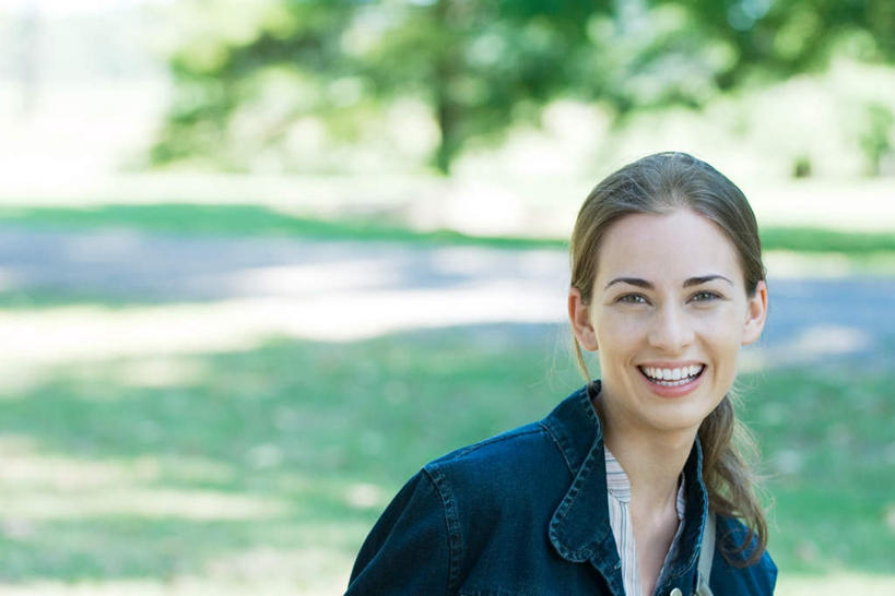 西方人,脸,头,脸颊,一个人,站,笑,微笑,露齿笑,横图,室外,特写,白天,正面,度假,草地,草坪,植物,道路,路,欧洲,欧洲人,仅一个年轻女性,仅一个女性,仅一个人,阴影,服装,朦胧,模糊,光线,影子,小路,交通,注视,休闲装,娱乐,肩膀,草,树,树木,衣服,绿色,阳光,自然,观察,看,站着,享受,休闲,休闲服,放松,服饰,生长,成长,观看,察看,关注,年轻女性,女人,女性,白种人,头部,脸部,脸蛋,面部,站立,半身,彩图