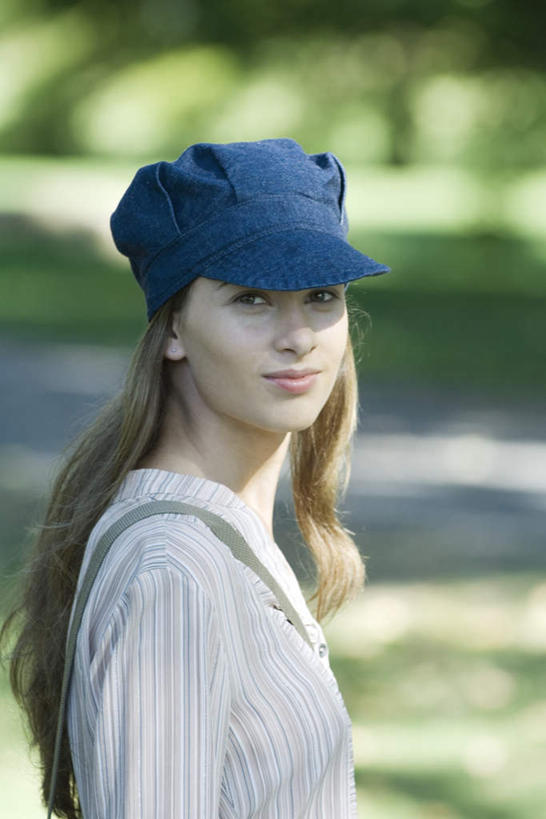 西方人,一个人,站,笑,微笑,竖图,室外,特写,白天,侧面,度假,草地,草坪,植物,道路,路,帽子,欧洲,欧洲人,仅一个年轻女性,仅一个女性,仅一个人,阴影,服装,朦胧,模糊,光线,影子,小路,交通,注视,休闲装,娱乐,运动帽,草,树,树木,衣服,绿色,阳光,自然,观察,看,站着,享受,休闲,休闲服,鸭舌帽,放松,服饰,生长,成长,观看,察看,关注,年轻女性,女人,女性,白种人,站立,半身,彩图