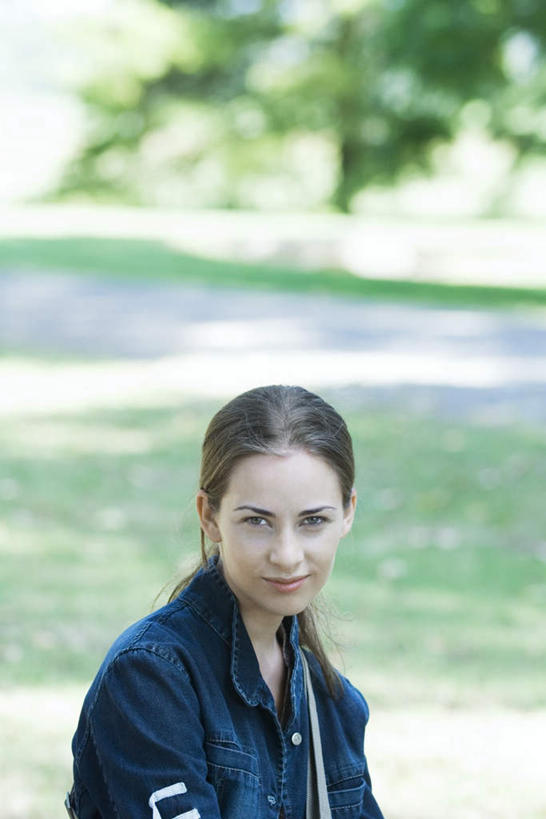 西方人,一个人,站,笑,微笑,竖图,室外,特写,白天,侧面,度假,草地,草坪,植物,道路,路,欧洲,欧洲人,仅一个年轻女性,仅一个女性,仅一个人,阴影,服装,朦胧,模糊,光线,影子,小路,交通,注视,休闲装,娱乐,草,树,树木,衣服,绿色,阳光,自然,观察,看,站着,享受,休闲,休闲服,放松,服饰,生长,成长,观看,察看,关注,年轻女性,女人,女性,白种人,站立,半身,彩图