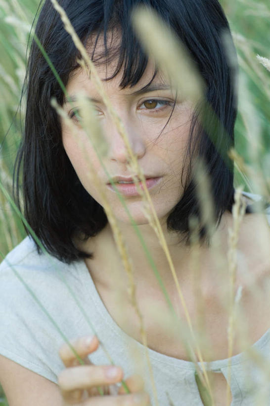 西方人,脸,头,脸颊,一个人,站,竖图,室外,特写,白天,正面,度假,草地,草坪,植物,欧洲,欧洲人,仅一个年轻女性,仅一个女性,仅一个人,服装,朦胧,模糊,注视,休闲装,娱乐,肩膀,草,衣服,绿色,看,站着,享受,休闲,休闲服,放松,服饰,关注,年轻女性,女人,女性,白种人,头部,脸部,脸蛋,面部,站立,半身,彩图