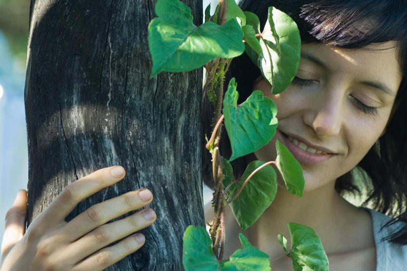 西方人,脸,头,脸颊,一个人,站,闭眼,抱,笑,微笑,露齿笑,横图,室外,特写,白天,正面,度假,植物,欧洲,欧洲人,仅一个年轻女性,仅一个女性,仅一个人,服装,休闲装,娱乐,肩膀,树,树木,衣服,绿色,自然,站着,享受,休闲,休闲服,放松,服饰,生长,成长,抱着,搂着,年轻女性,女人,女性,白种人,头部,脸部,脸蛋,面部,闭眼睛,闭着眼,闭着眼睛,搂,搂抱,站立,半身,彩图