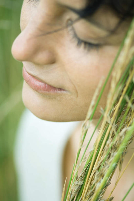 西方人,脸,头,脸颊,一个人,站,闭眼,竖图,俯视,室外,特写,白天,度假,草地,草坪,植物,欧洲,欧洲人,仅一个年轻女性,仅一个女性,仅一个人,朦胧,模糊,娱乐,肩膀,草,树,树木,绿色,自然,站着,享受,休闲,放松,生长,成长,年轻女性,女人,女性,白种人,头部,脸部,脸蛋,面部,闭眼睛,闭着眼,闭着眼睛,站立,半身,彩图,高角度拍摄