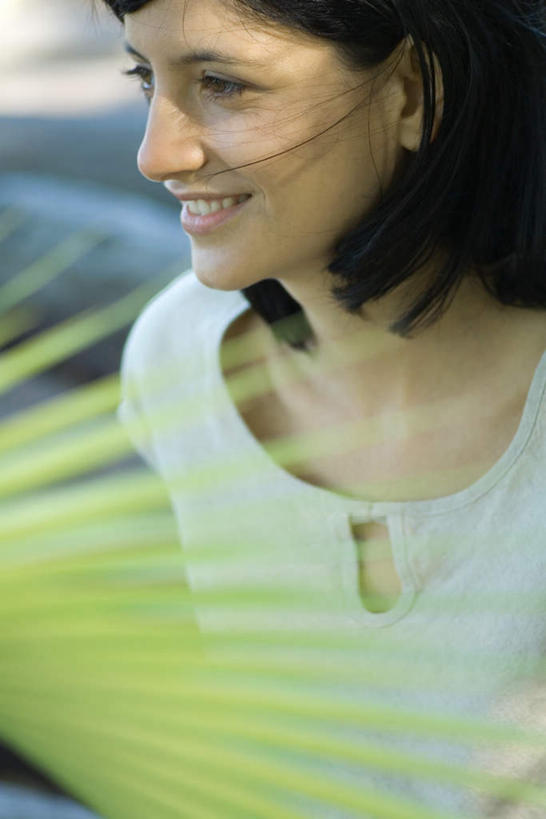 西方人,脸,头,脸颊,一个人,站,笑,微笑,露齿笑,竖图,室外,特写,白天,正面,度假,草地,草坪,植物,欧洲,欧洲人,仅一个年轻女性,仅一个女性,仅一个人,服装,朦胧,模糊,注视,休闲装,娱乐,肩膀,草,衣服,绿色,观察,看,站着,享受,休闲,休闲服,放松,服饰,观看,察看,关注,年轻女性,女人,女性,白种人,头部,脸部,脸蛋,面部,站立,半身,彩图