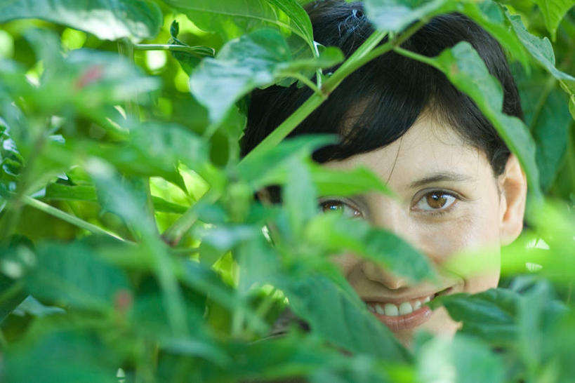 西方人,脸,头,脸颊,一个人,站,笑,微笑,露齿笑,横图,室外,特写,白天,正面,度假,植物,欧洲,欧洲人,仅一个年轻女性,仅一个女性,仅一个人,朦胧,模糊,注视,娱乐,肩膀,树,树木,绿色,自然,观察,看,站着,享受,休闲,放松,生长,成长,观看,察看,关注,年轻女性,女人,女性,白种人,头部,脸部,脸蛋,面部,站立,半身,彩图