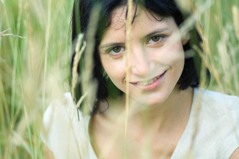 西方人,脸,头,脸颊,一个人,站,笑,微笑,露齿笑,横图,室外,特写,白天,正面,度假,草地,草坪,植物,欧洲,欧洲人,仅一个年轻女性,仅一个女性,仅一个人,服装,朦胧,模糊,注视,休闲装,娱乐,肩膀,草,衣服,绿色,观察,看,站着,享受,休闲,休闲服,放松,服饰,观看,察看,关注,年轻女性,女人,女性,白种人,头部,脸部,脸蛋,面部,站立,半身,彩图