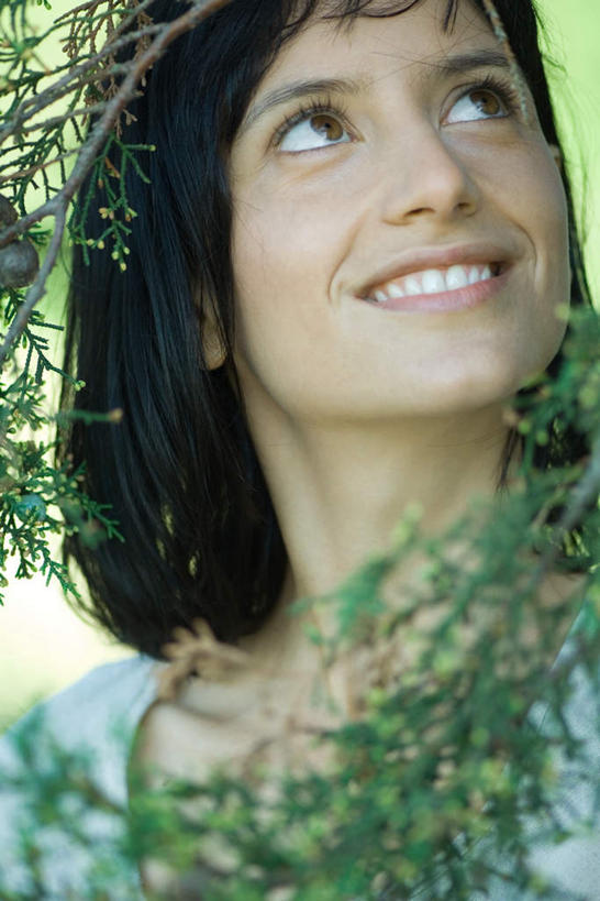 西方人,脸,头,脸颊,一个人,站,笑,微笑,露齿笑,竖图,室外,特写,白天,正面,度假,植物,欧洲,欧洲人,仅一个年轻女性,仅一个女性,仅一个人,服装,朦胧,模糊,休闲装,娱乐,肩膀,树,树木,衣服,绿色,自然,站着,享受,休闲,休闲服,放松,服饰,生长,成长,年轻女性,女人,女性,白种人,头部,脸部,脸蛋,面部,抬头,仰头,站立,半身,彩图