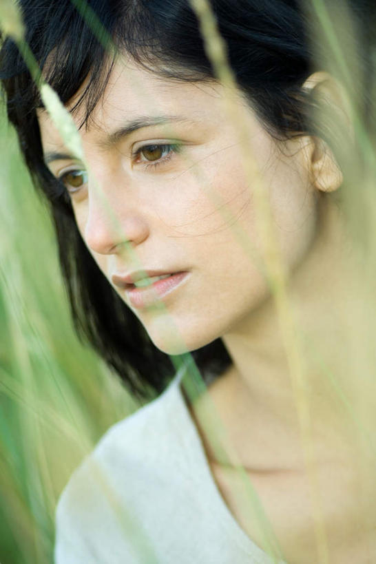 西方人,脸,头,脸颊,一个人,站,笑,微笑,露齿笑,竖图,室外,特写,白天,正面,度假,草地,草坪,植物,欧洲,欧洲人,仅一个年轻女性,仅一个女性,仅一个人,服装,朦胧,模糊,注视,休闲装,娱乐,肩膀,草,衣服,绿色,观察,看,站着,享受,休闲,休闲服,放松,服饰,观看,察看,关注,年轻女性,女人,女性,白种人,头部,脸部,脸蛋,面部,站立,半身,彩图