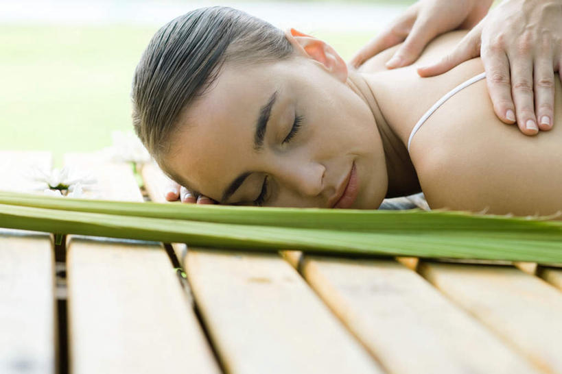 西方人,两个人,按摩师,站,闭眼,摸,横图,室外,特写,白天,侧面,按摩,美容,地板,叶子,欧洲,欧洲人,抚摸,护肤,绿叶,地面,木地板,趴着,站着,保养,享受,休闲,嫩叶,放松,保健,养颜,指压,年轻女性,女人,女性,白种人,叶,叶片,技师,闭眼睛,闭着眼,闭着眼睛,触摸,接触,趴,站立,半身,彩图,推拿