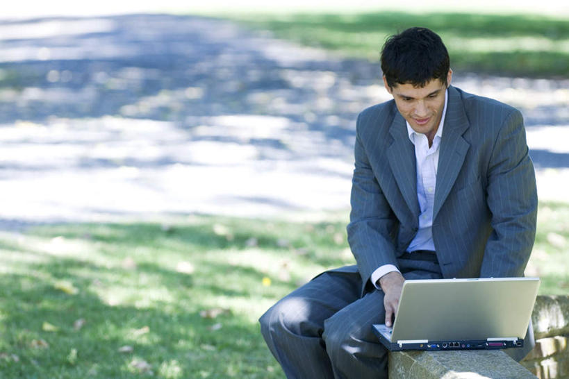 西方人,一个人,商务人士,商务男性,坐,横图,俯视,室外,白天,衬衫,电脑,笔记本电脑,草地,草坪,植物,道路,路,欧洲,欧洲人,仅一个男性,仅一个人,敲打,阴影,套装,朦胧,模糊,光线,网络,影子,小路,交通,输入,通讯设备,草,仅一个年轻男性,绿色,阳光,打字,点击,敲击,无线,通信设备,商务装,无线网络,无线上网,便携式电脑,工薪阶层,按键,手提电脑,男人,男性,年轻男性,白种人,白领,上班族,坐着,半身,彩图,高角度拍摄,衬衣