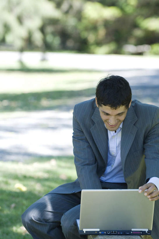 西方人,一个人,商务人士,商务男性,坐,竖图,室外,白天,正面,衬衫,电脑,笔记本电脑,草地,草坪,道路,路,欧洲,欧洲人,仅一个男性,仅一个人,敲打,阴影,套装,朦胧,模糊,光线,网络,影子,小路,交通,注视,输入,通讯设备,草,仅一个年轻男性,阳光,打字,观察,看,观看,点击,敲击,察看,无线,关注,通信设备,商务装,无线网络,无线上网,便携式电脑,工薪阶层,按键,手提电脑,男人,男性,年轻男性,白种人,白领,上班族,坐着,半身,彩图,衬衣