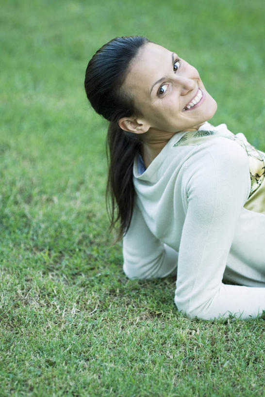 西方人,一个人,坐,笑,微笑,露齿笑,竖图,俯视,室外,特写,白天,度假,草地,草坪,植物,欧洲,欧洲人,仅一个年轻女性,仅一个女性,仅一个人,撑,服装,注视,休闲装,娱乐,草,衣服,绿色,观察,看,享受,休闲,休闲服,放松,服饰,观看,察看,撑着,关注,年轻女性,女人,女性,白种人,坐着,半身,彩图,高角度拍摄