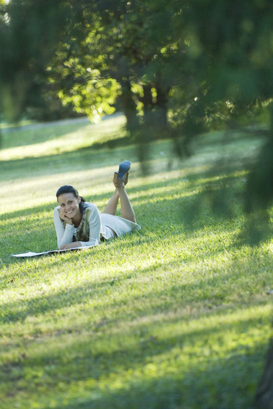 西方人,一个人,竖图,室外,白天,正面,度假,草地,草坪,植物,欧洲,欧洲人,仅一个年轻女性,仅一个女性,仅一个人,阴影,服装,光线,影子,休闲装,娱乐,草,衣服,绿色,阳光,趴着,享受,休闲,休闲服,放松,服饰,年轻女性,女人,女性,白种人,趴,彩图,全身
