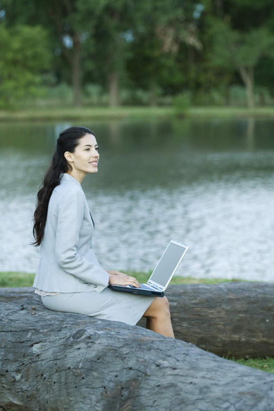 西方人,一个人,商务人士,商务女性,坐,竖图,室外,白天,侧面,电脑,笔记本电脑,河流,森林,树林,水,植物,欧洲,欧洲人,仅一个年轻女性,仅一个女性,仅一个人,敲打,套装,网络,河水,水流,输入,通讯设备,树,树干,树木,绿色,自然,打字,生长,成长,点击,敲击,无线,通信设备,商务装,无线网络,无线上网,便携式电脑,工薪阶层,按键,手提电脑,年轻女性,女人,女性,白种人,白领,上班族,坐着,半身,彩图