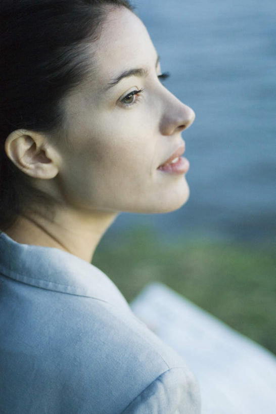 西方人,脸,头,脸颊,一个人,商务人士,商务女性,站,竖图,室外,特写,白天,河流,水,报纸,欧洲,欧洲人,仅一个年轻女性,仅一个女性,仅一个人,套装,朦胧,模糊,河水,水流,拿,拿着,肩膀,背面,站着,商务装,工薪阶层,年轻女性,女人,女性,白种人,头部,脸部,脸蛋,面部,白领,上班族,站立,半身,彩图